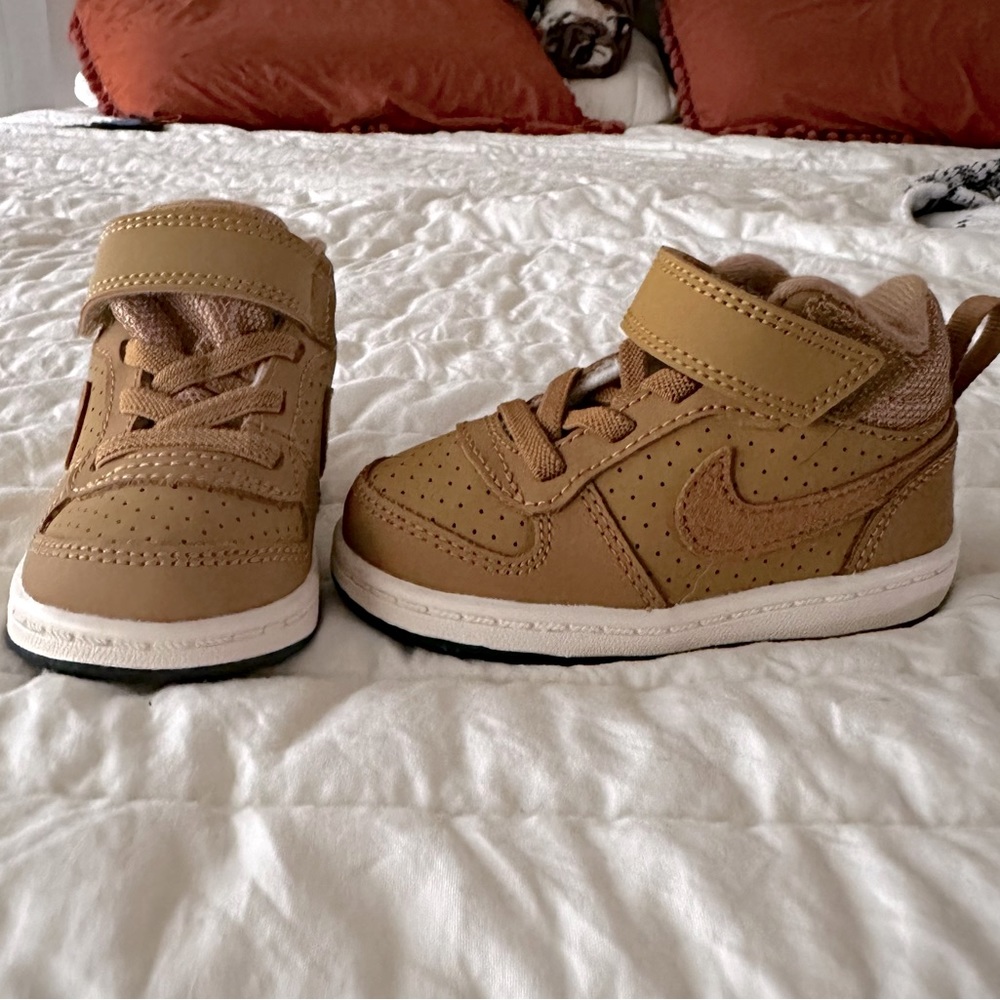 Nike Borough mid  baby shoes.